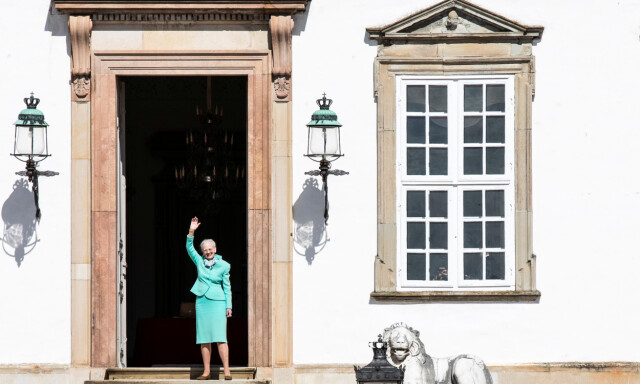 ROLIG FEIRING: Dronning Margrethe vinker fra døren på Fredensborg slott i København i anledning sin egen 80-årsdag, som hun ikke fikk feiret som planlagt. Foto: NTB Scanpix ROLIG FEIRING: Dronning Margrethe vinker fra døren på Fredensborg slott i København i anledning sin egen 80-årsdag, som hun ikke fikk feiret som planlagt. Foto: NTB Scanpix